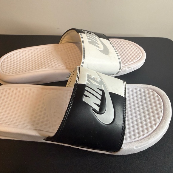 Men’s Nike Dual-Tone Slide Sandals - Picture 2 of 3